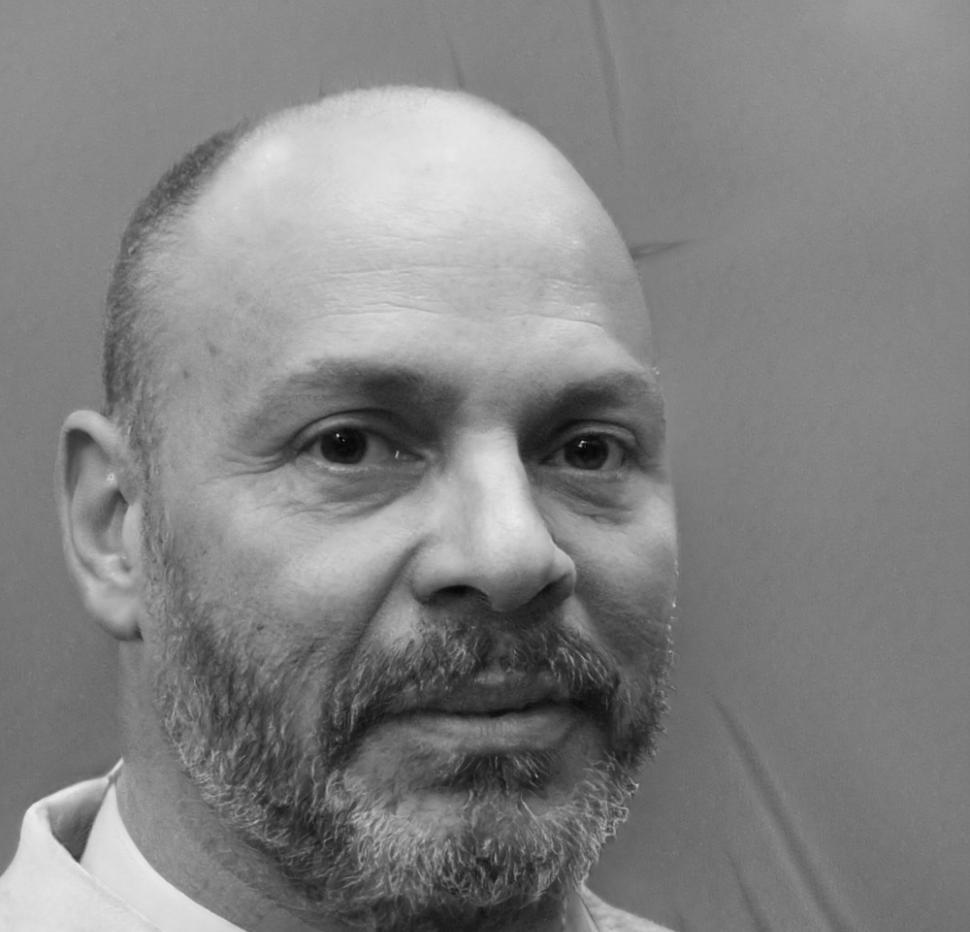 Retrato de participante satisfecho con resultados del programa